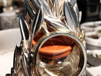 La scultura (dal nome �Cristo armonia e pace universale�) avvolge un�ampolla in vetro che contiene la manna di San Nicola pura (non diluita con acqua benedetta)...